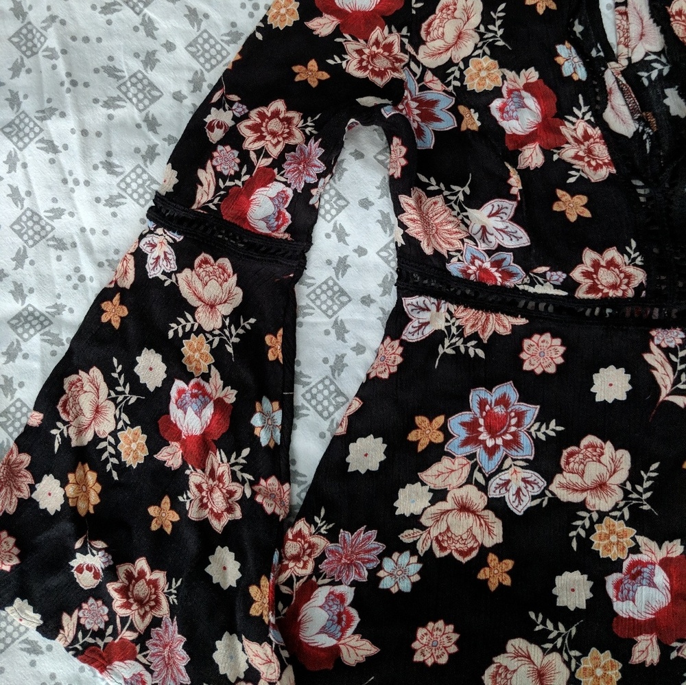 ⚠️⚠️ MOVING ⚠️⚠️Bell Sleeve Floral Mini Dress